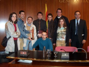 Al fons, la Mireia Farrís, en Jordi Coll, en Miquel Chicano, en Jesús Corrius, la senyera, en Toni Hermoso, en Jordi Mas i l'Òscar del Pozo. En primer terme, en Marc Belzunces i l'Emi Miró