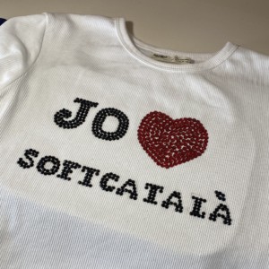 Camiseta amb un brodat on es pot veure: Jo + Cor + Softcatalà