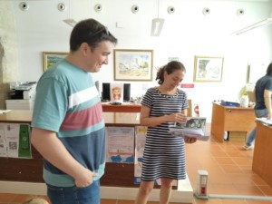 Fotografia del president de Softcatalà entregant els exemplars del còmic de Softcatalà a l'alcaldessa de Sant Mateu.