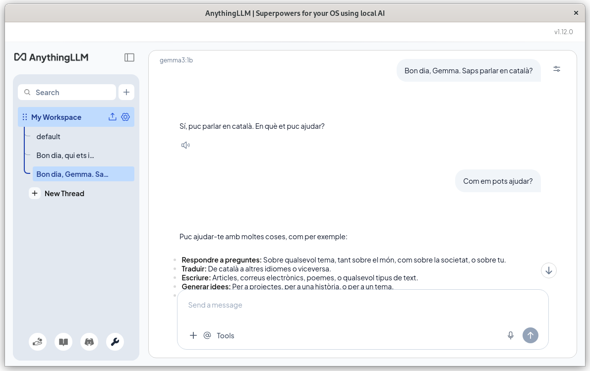 Imatge de la interfície de Anything LLM on la persona usuària conversa amb un model Gemma en català.